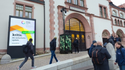 Bersucher:innen der protekt 2024 stehen vor dem Eingangsbereich der Kongresshalle Bersucher:innen der protekt 2024 stehen vor dem Eingangsbereich der Kongresshalle